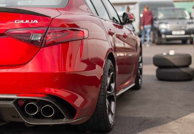 czerwona alfa romeo giulia