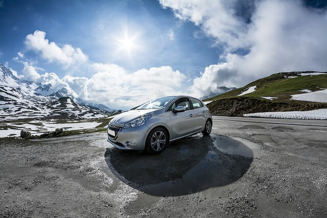 srebrny peugeot 208