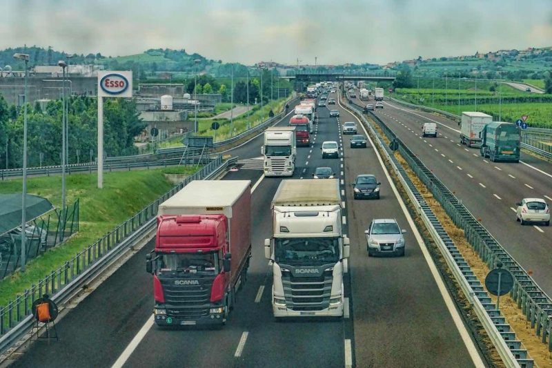 Solidna firma transportowa – czym powinna się wyróżniać?