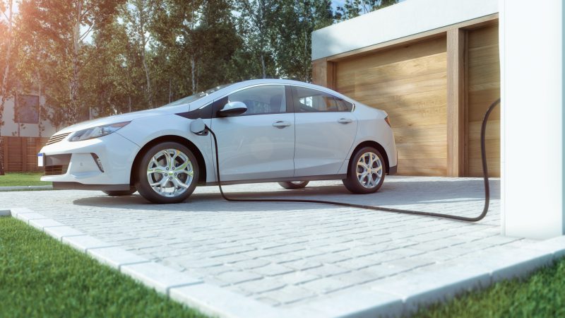 Popularność w pełni elektrycznych samochodów systematycznie rośnie. Nic w tym dziwnego. Znaczne oszczędności zachęcają kolejne osoby do zmiany pojazdów na elektryczne. Choć zasięg samochodów tego typu jest coraz dłuższy, to prędzej czy później pojawi się konieczność uzupełnienia energii w akumulatorach. Domowa stacja ładowania samochodu